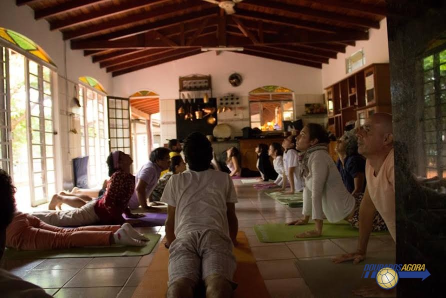 Monges fazem retiro de yoga e meditação na Capital