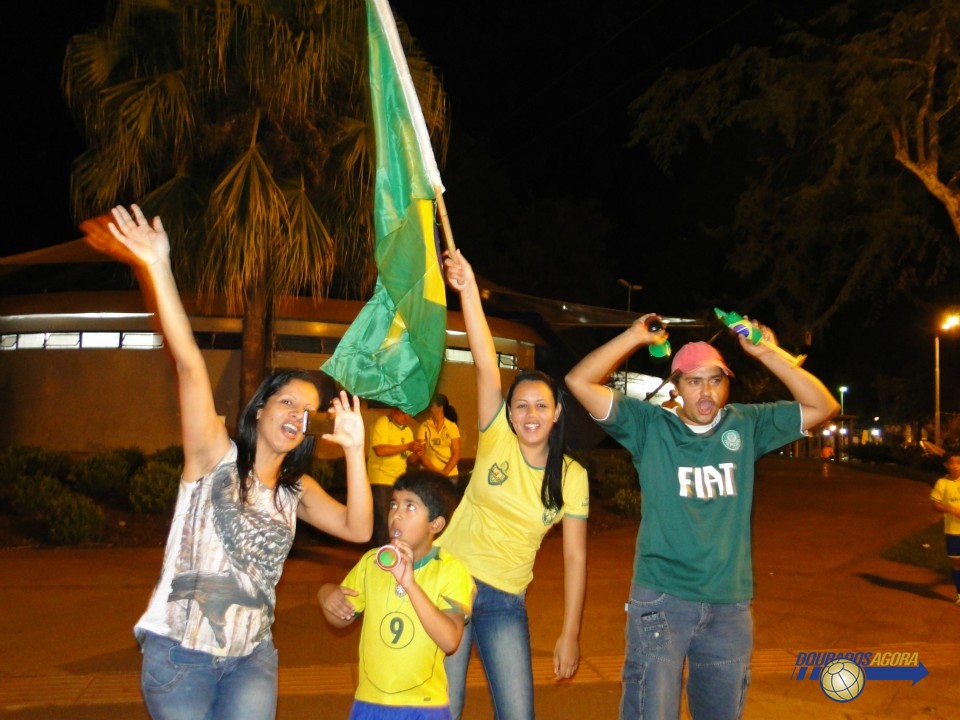 Douradenses comemoram vitória do Brasil; veja fotos
