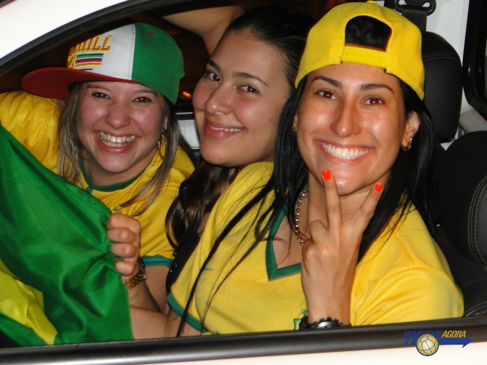 Douradenses comemoram vitória do Brasil; veja fotos