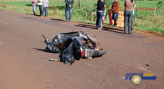 Condutor e carona de moto morrem em colisão contra veículo