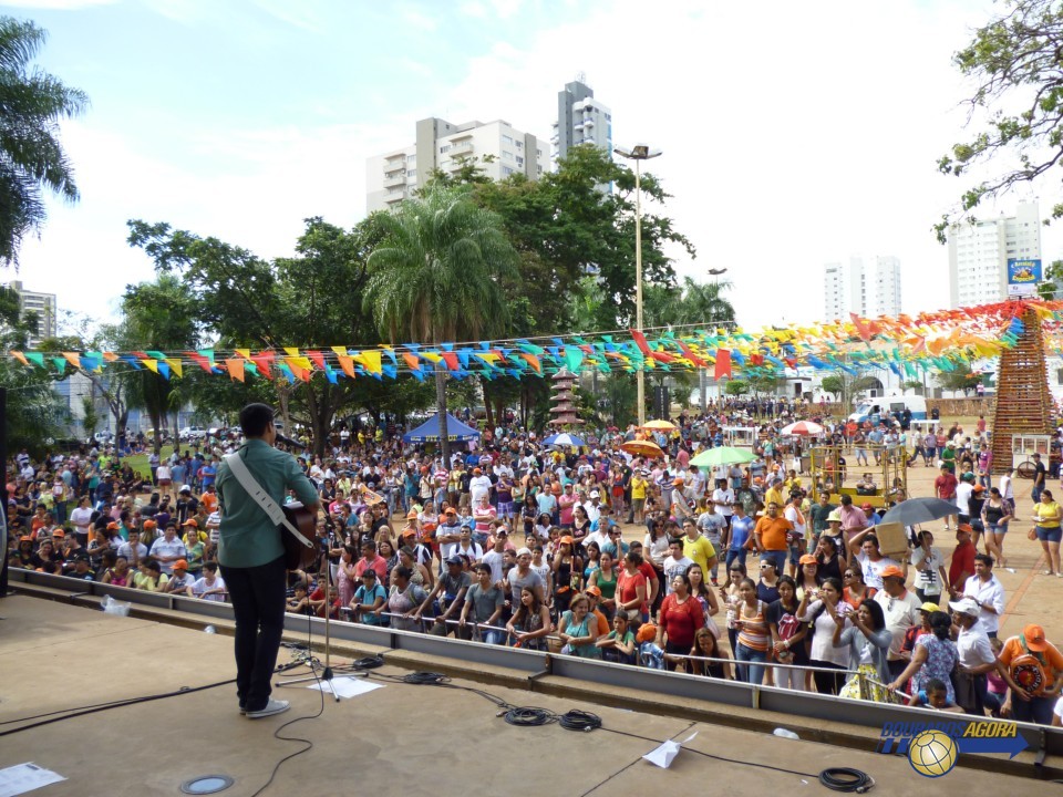 Festa do Trabalhador reúne multidão na praça do Rádio