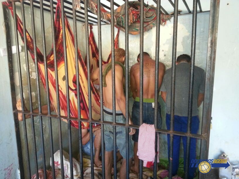 Presos em cela semelhante a jaula são transferidos para presídio