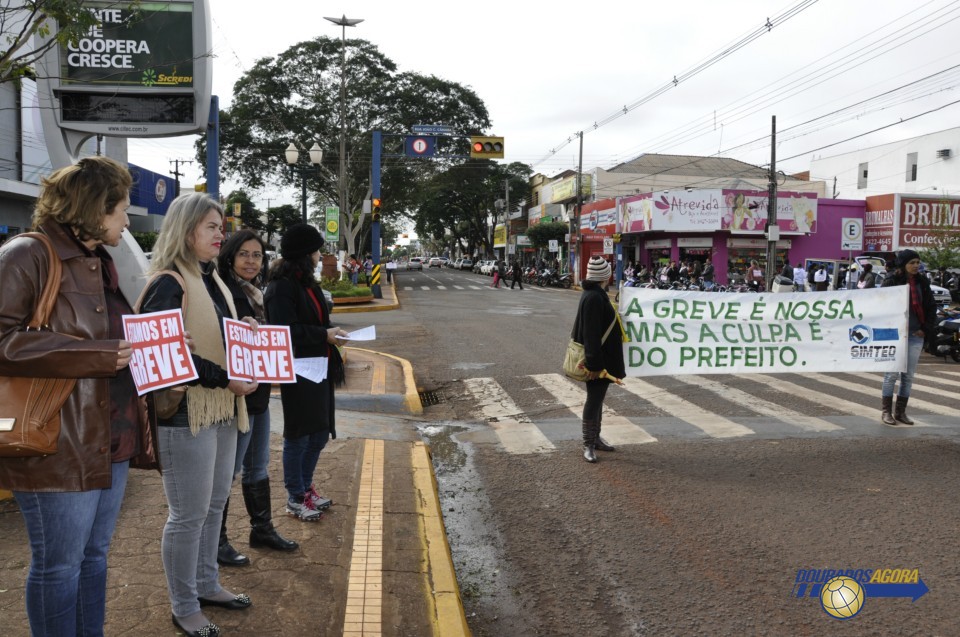 Professores em greve protestam com carreata e buzinaço