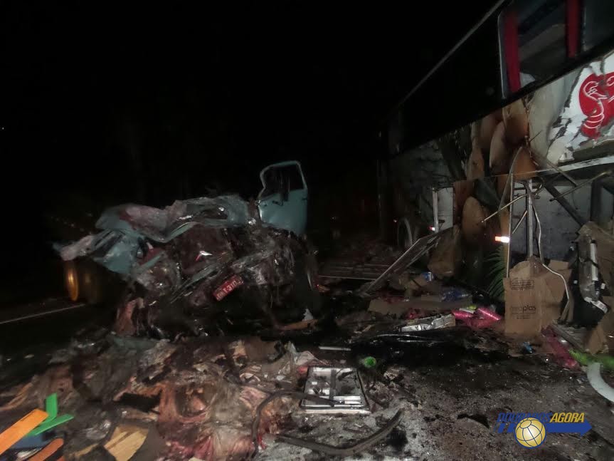 Colisão entre ônibus e caminhão mata 5 e deixa 17 feridos; identificadas vítimas