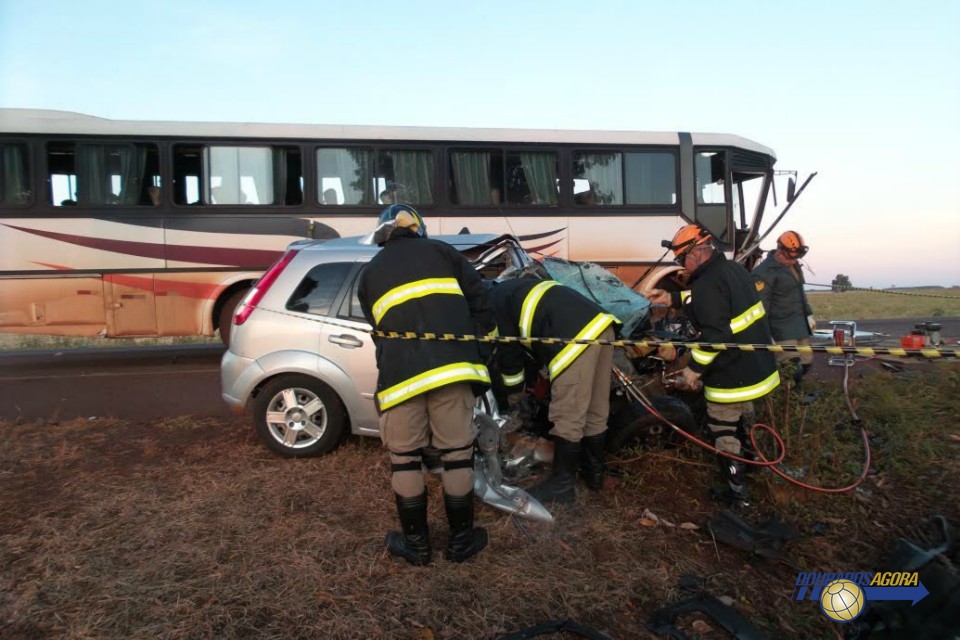 Colisão entre ônibus e carro mata funcionário de cartório