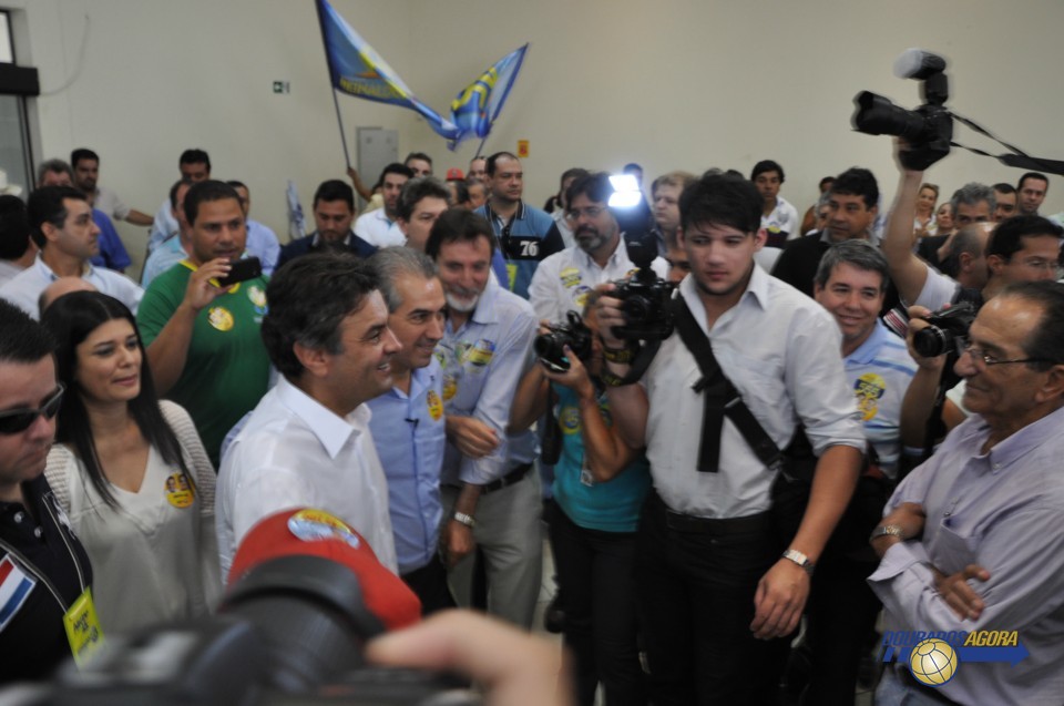 Aécio fala em tom de críticas ao governo atual no Brasil
