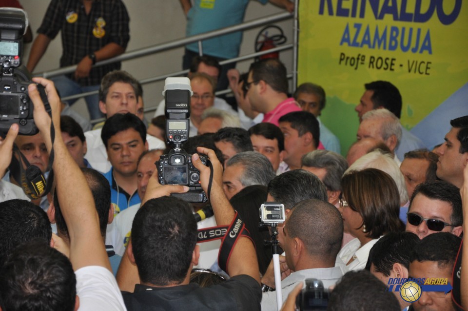 Aécio fala em tom de críticas ao governo atual no Brasil