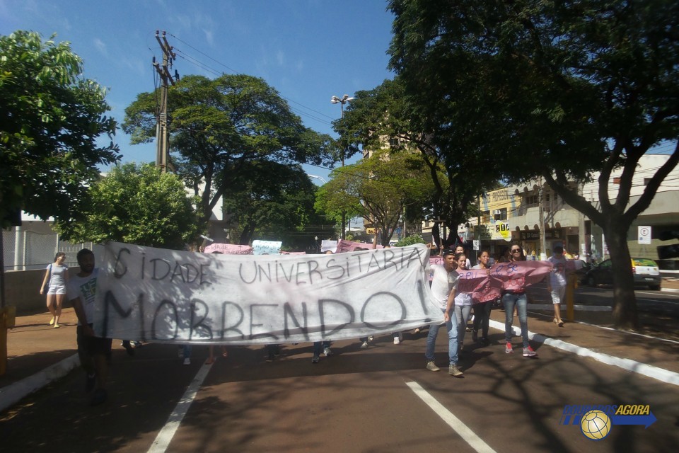 Alunos da UFGD 'marcham' rumo a reitoria em Dourados