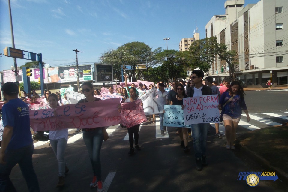 Alunos da UFGD 'marcham' rumo a reitoria em Dourados