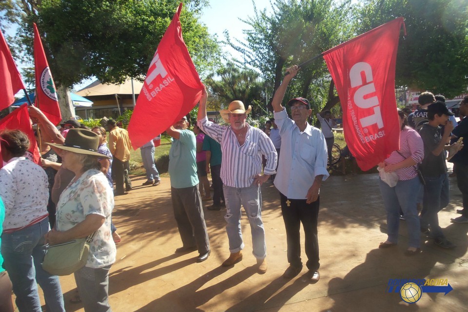 MST protestam por reforma agrária na praça