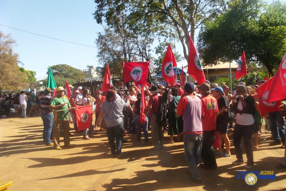 MST protestam por reforma agrária na praça