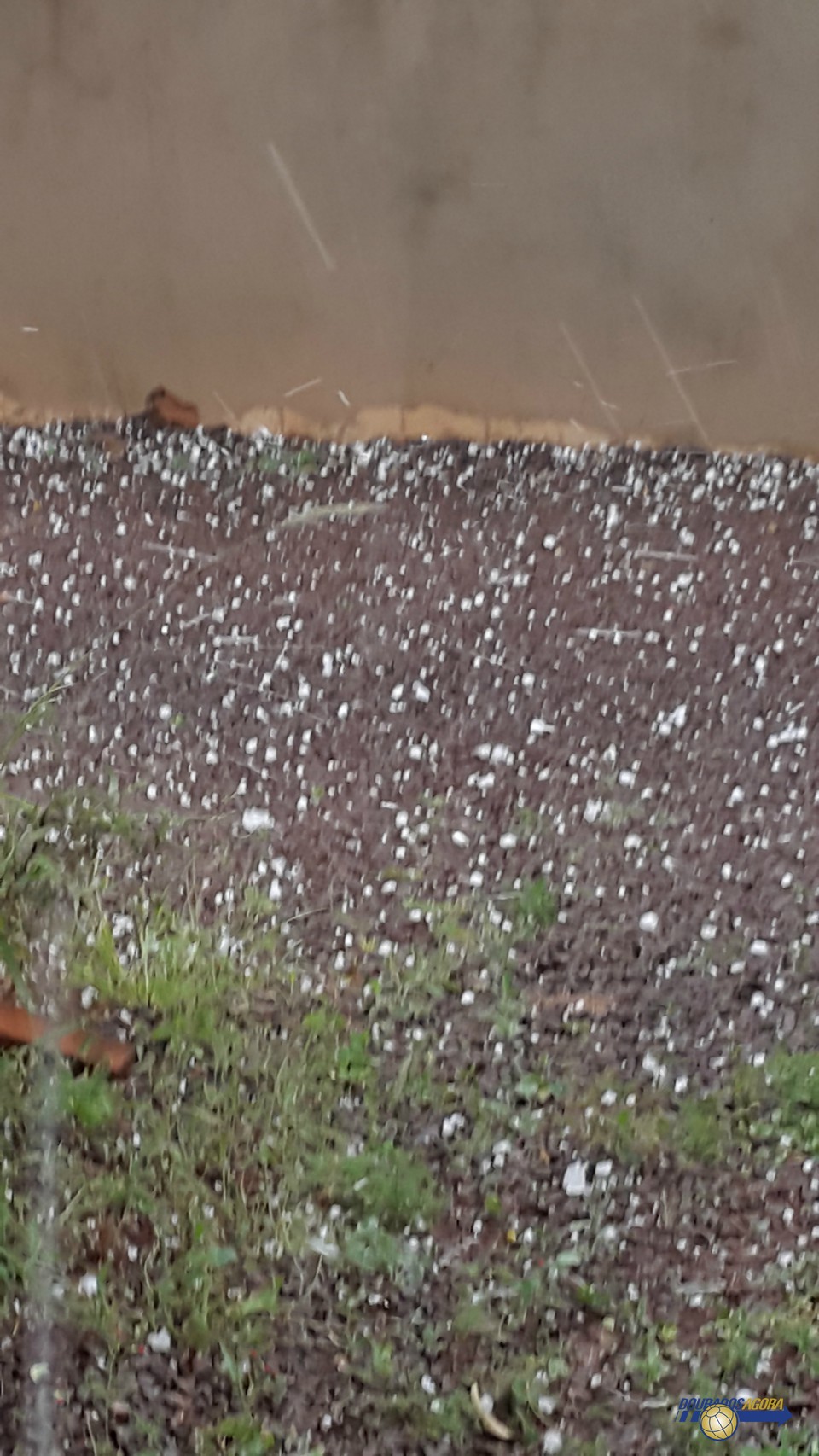 Depois de 11 dias sem chuva, granizo surpreende douradenses