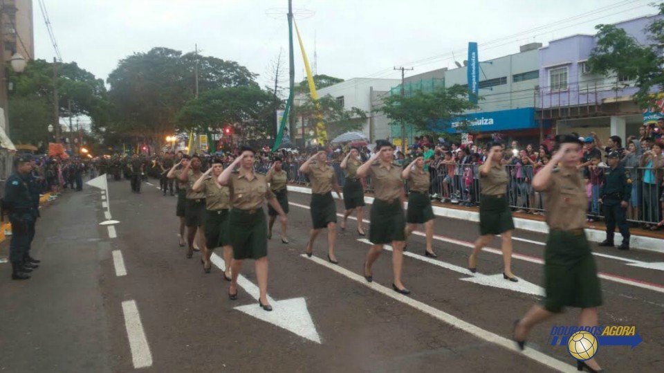 Mesmo com chuva, desfile começa em Dourados