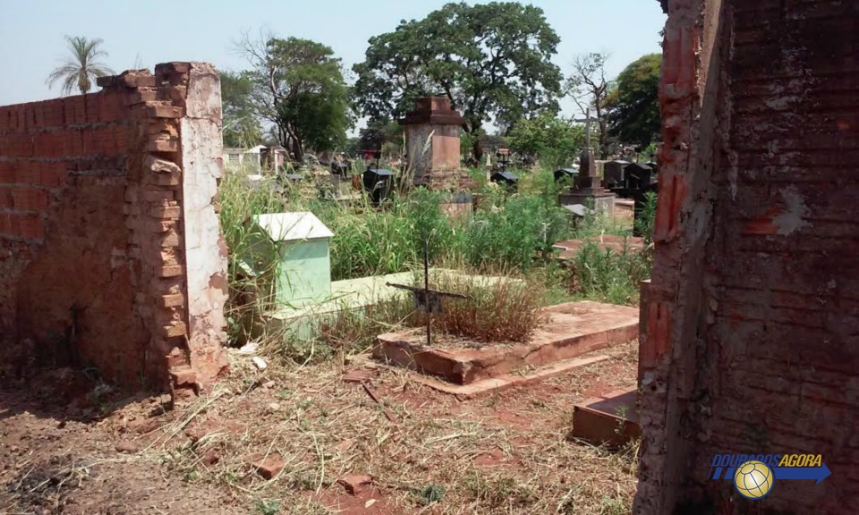 Cemitérios 'escancarados' terão muros refeitos até Finados