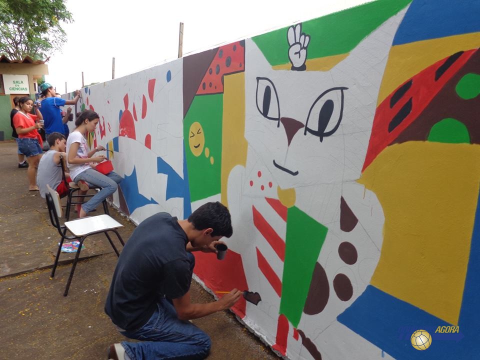 Arte urbana de estudantes deixa muro de escola colorido