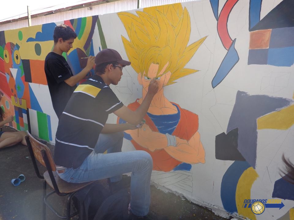 Arte urbana de estudantes deixa muro de escola colorido