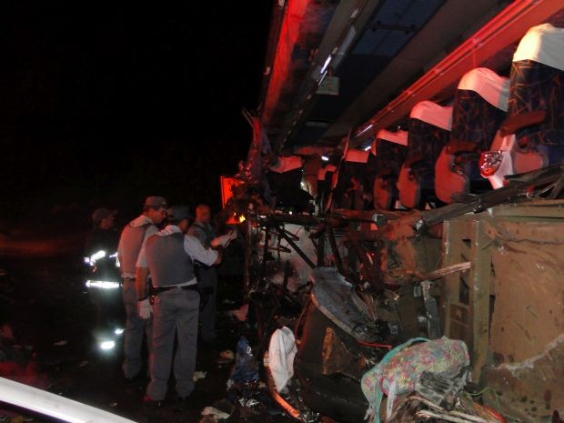 Acidente de ônibus com adolescentes deixa 11 mortos e 30 feridos