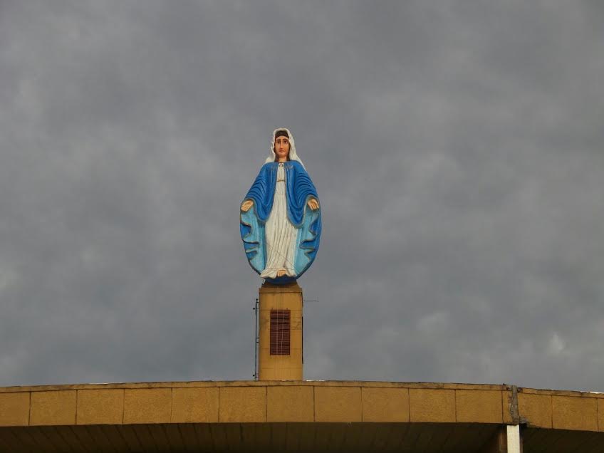Imagem de 5,5 metros em torre de igreja atrai turismo religioso