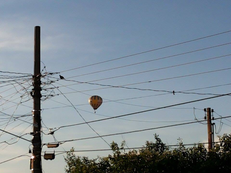 Piloto do balão fala sobre pouso forçado em telhado de casa