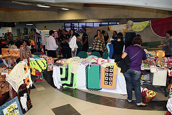 Feira de Natal no Fórum expõe artesanato feito por detentos de Campo Grande