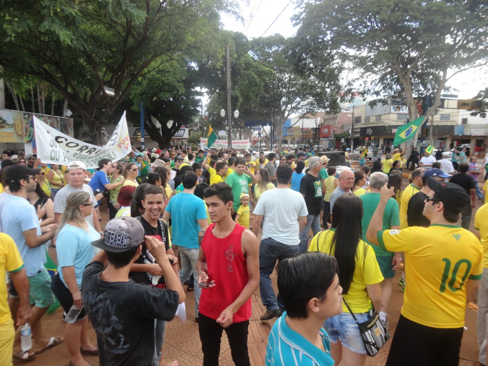Protesto leva 6 mil pessoas às ruas de Dourados