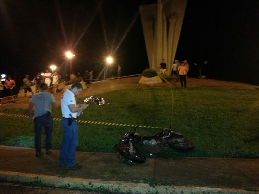 Motociclista morre em colisão com Monumento dos Colonos