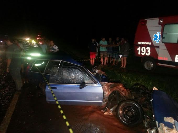 Taxi bate de frente com caminhão; motorista e passageiro morrem