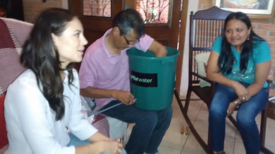 Paolla visita aldeia e doa filtros em Dourados e Amambai