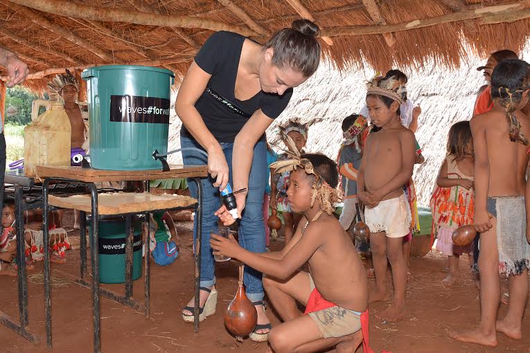 Paolla visita aldeia e doa filtros em Dourados e Amambai