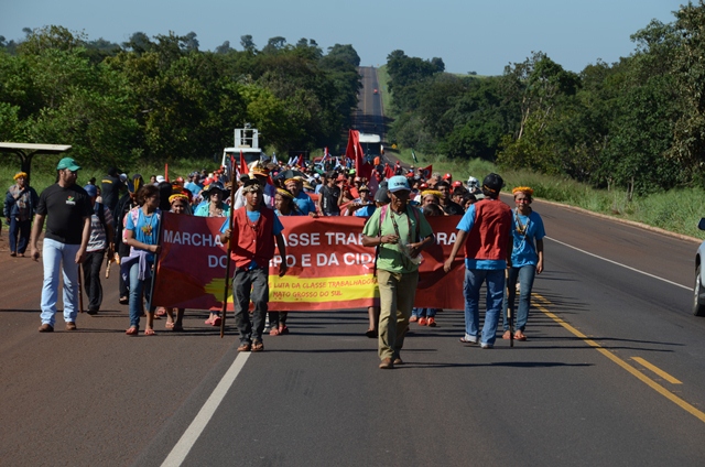 Movimentos sociais marcham pela BR-163 rumo a Capital