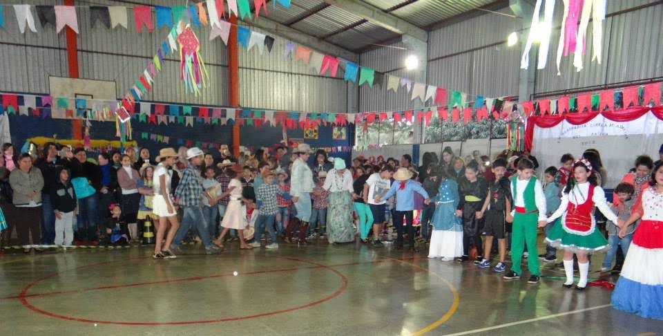 Escola de Dourados lembra 80 anos do município com festa cultural