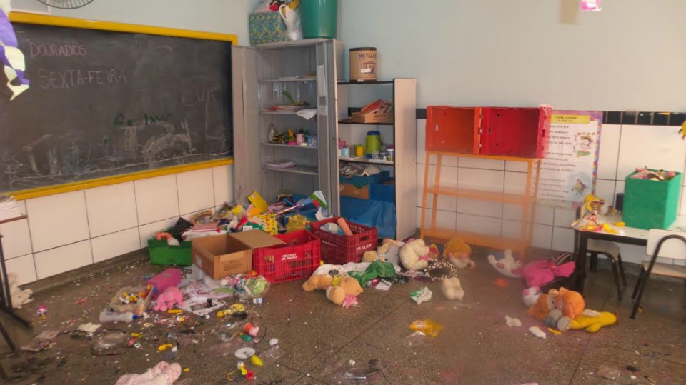 Vândalos deixam rastro de destruição em escola de Dourados