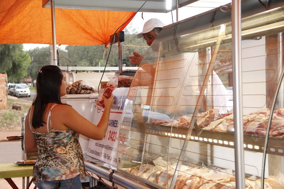 Comércio de carnes chega a feiras de bairros em Dourados