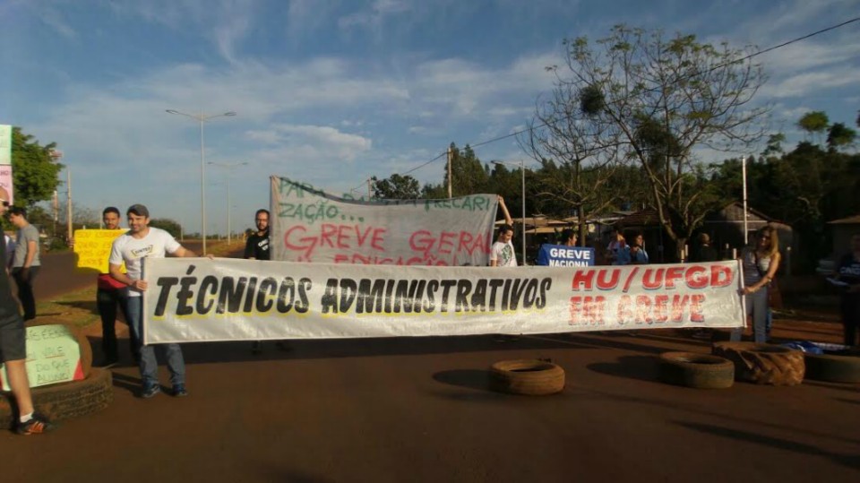 Servidores da UFGD em greve fecham rodovia Guaicurus