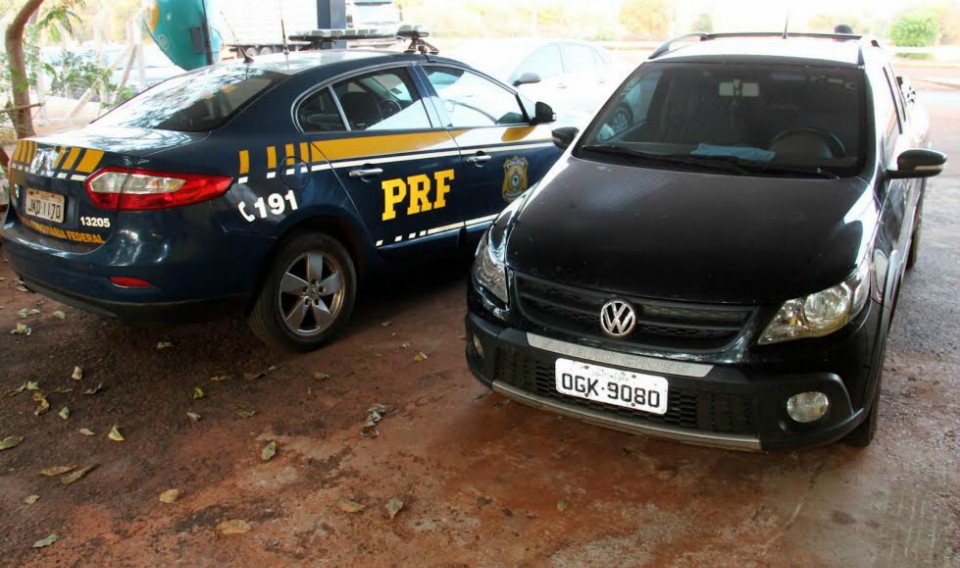 PRF recupera dois carros e prende quatro pessoas