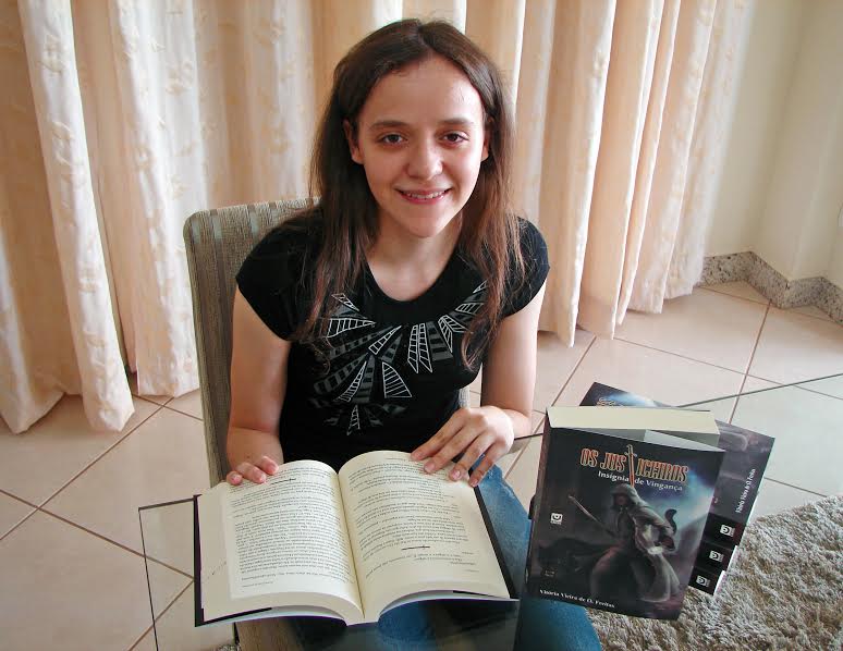 Jovem autora lança livro de literatura fantástica, quinta-feira