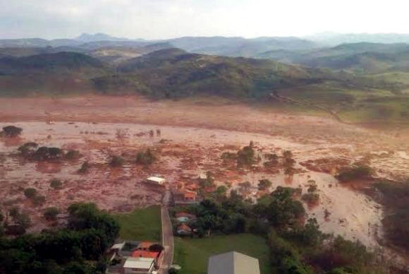 Barragem de mineradora rompe e inunda cidade de Minas
