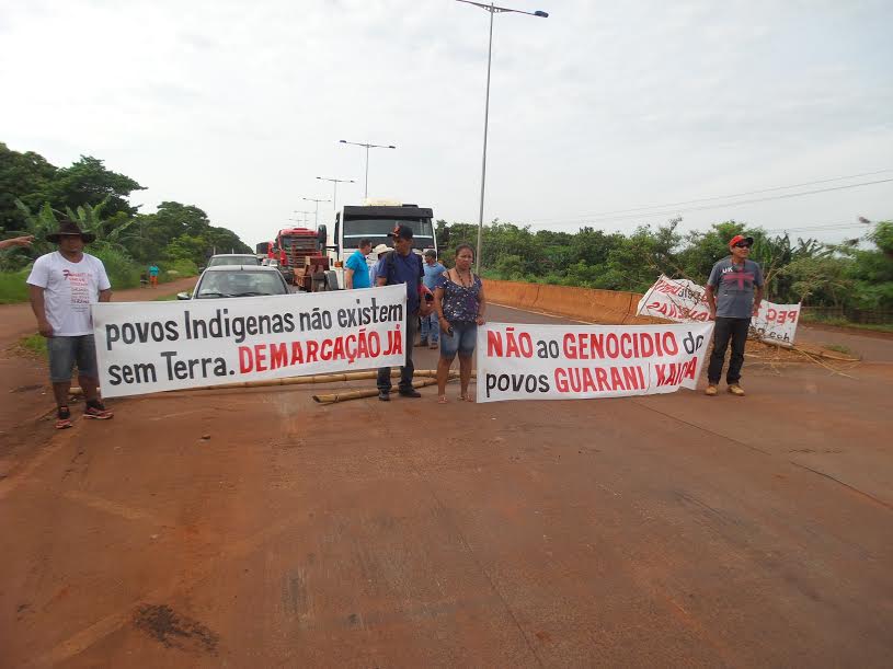 Indígenas trancam a MS-156 contra a PEC da Demarcação e genocídio