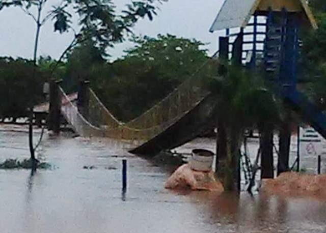 Forte chuva faz rio Dourados transbordar em Fátima do Sul