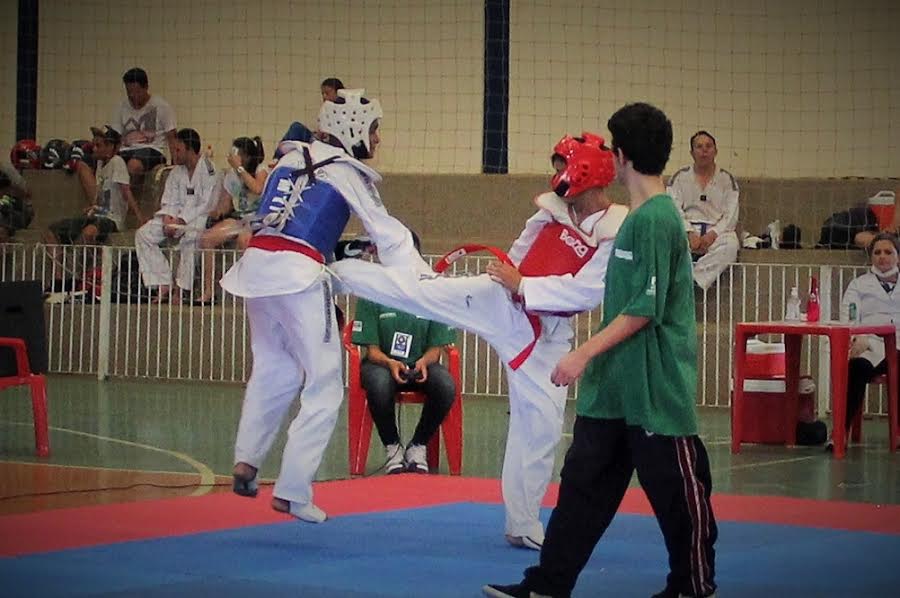 Alunos do Projeto Taekwondo do Jorjão são campeões na Capital