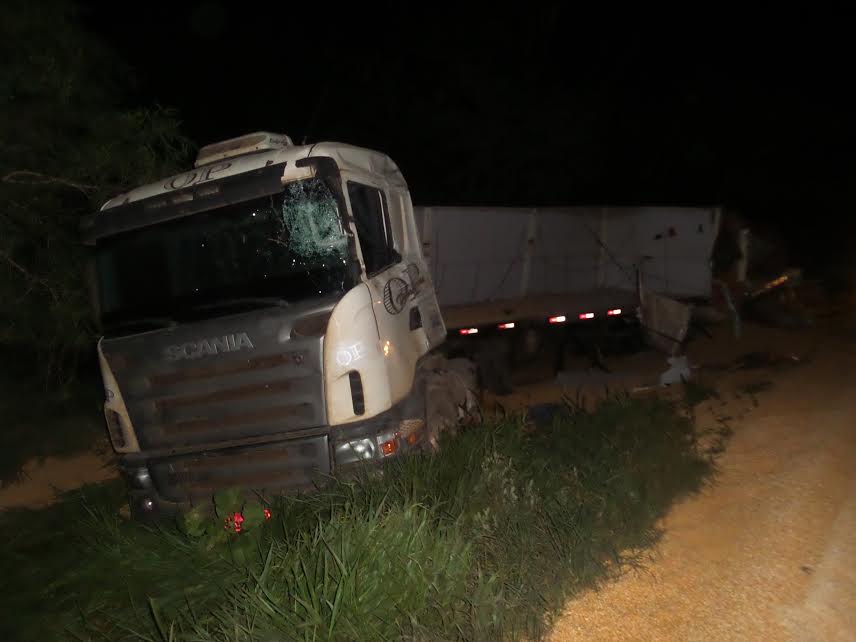 Colisão entre carretas mata caminhoneiro e deixa outro ferido