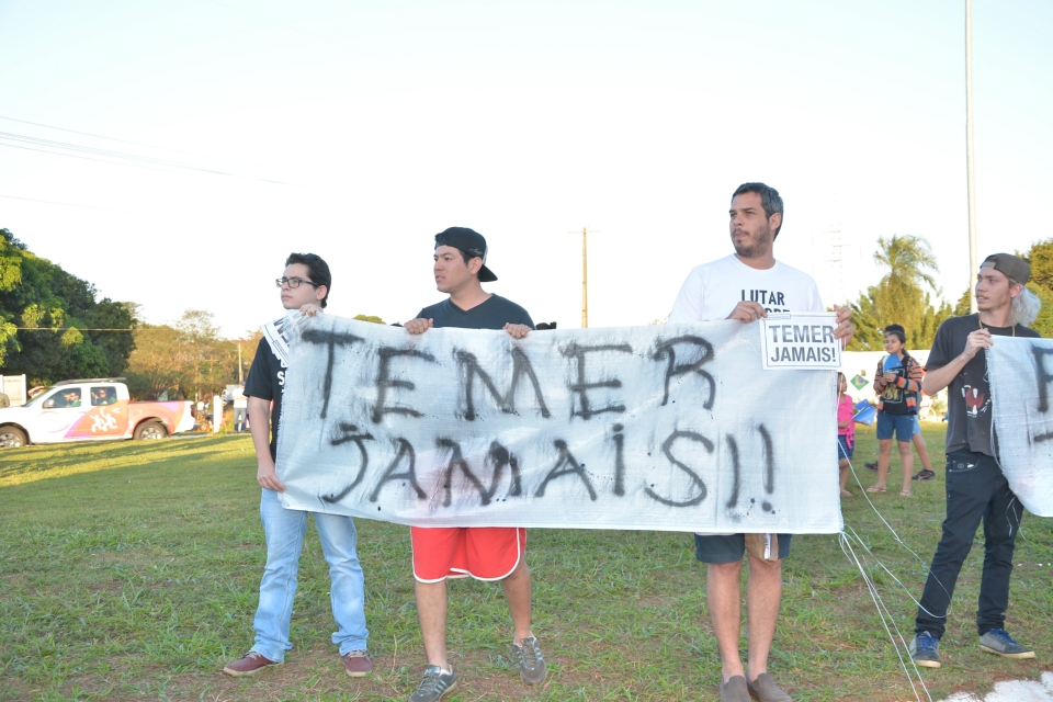 Atraso e protesto marcam a chegada da tocha em Dourados