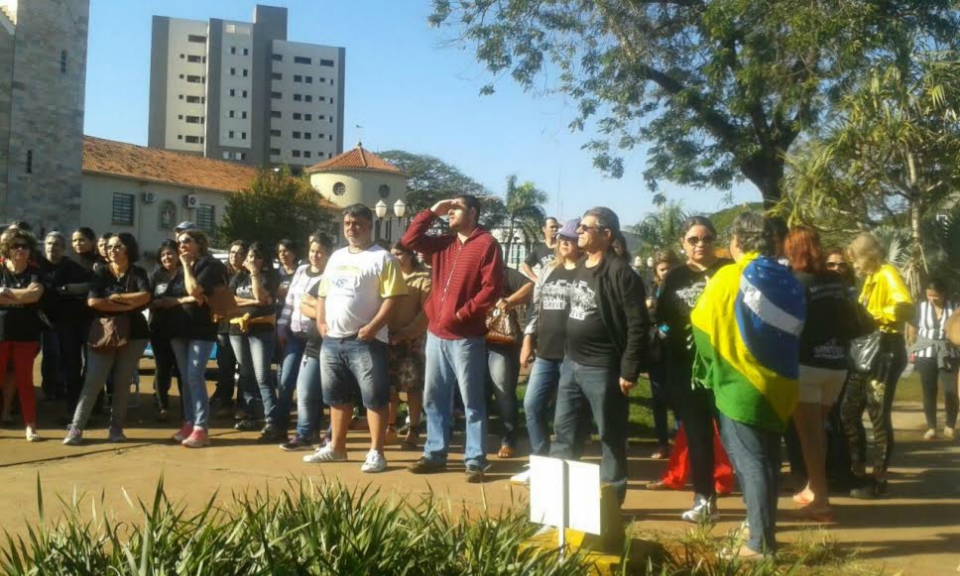 Educadores em greve vão às ruas de Dourados por reajuste salarial