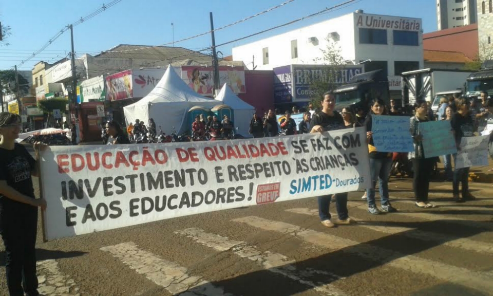 Educadores em greve vão às ruas de Dourados por reajuste salarial