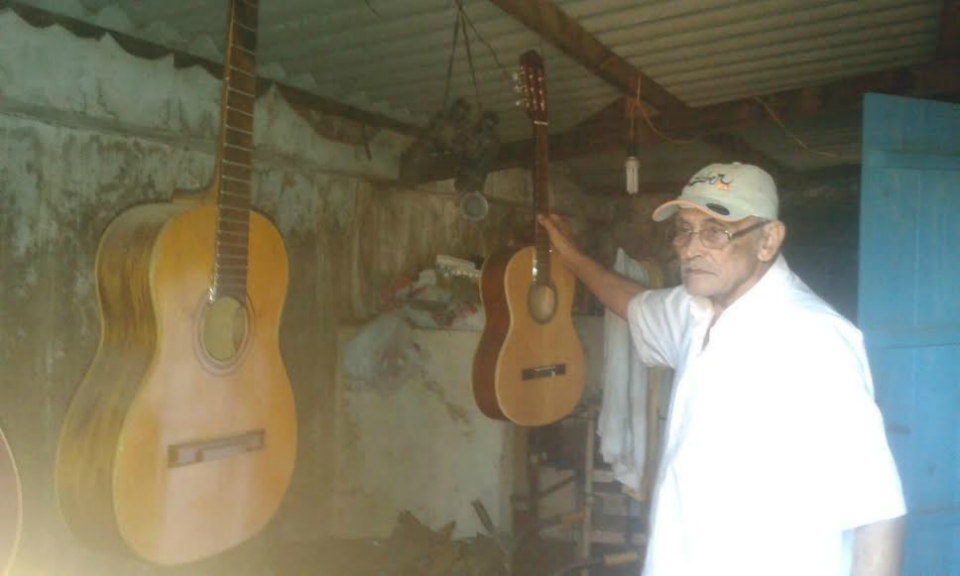 Luthier douradense inventa cítara tubular multi-instrumental