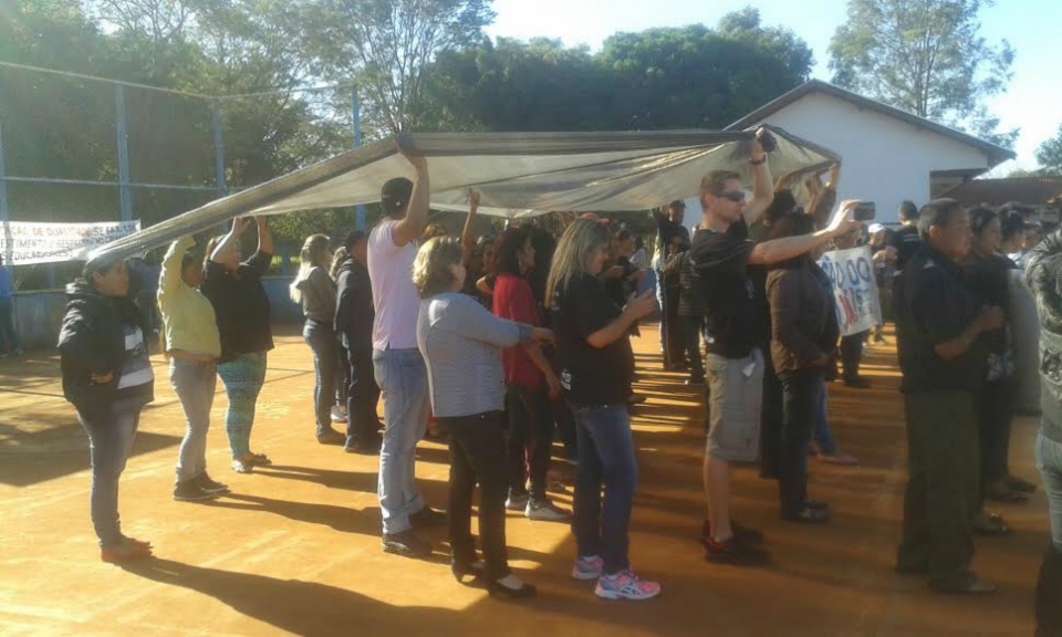 Professores "inauguram" quadras cobertas que não existem na Bororó