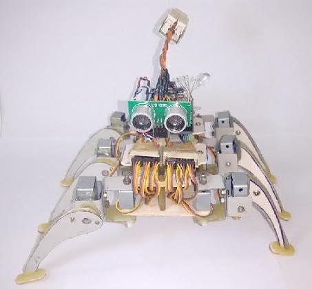 Estudantes transformam lixo eletrônico em robôs em escolas de MS