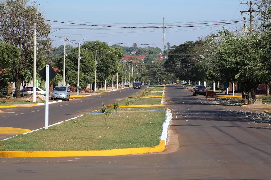Prefeito entrega 165 mil m² de asfalto beneficiando oito bairros