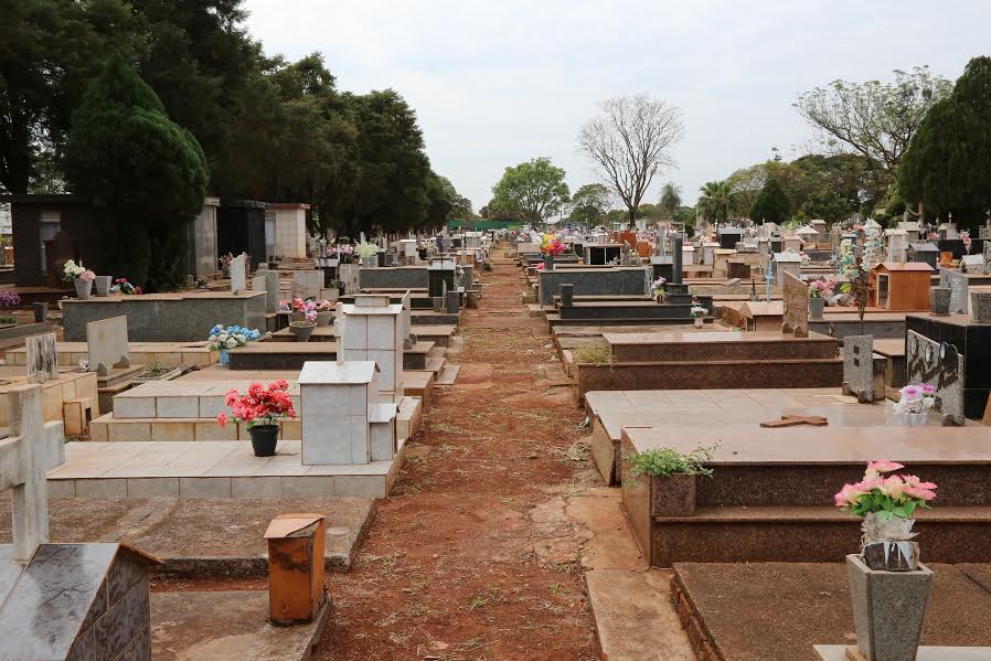 Limpeza manual de cemitérios leva tempo, diz prefeitura