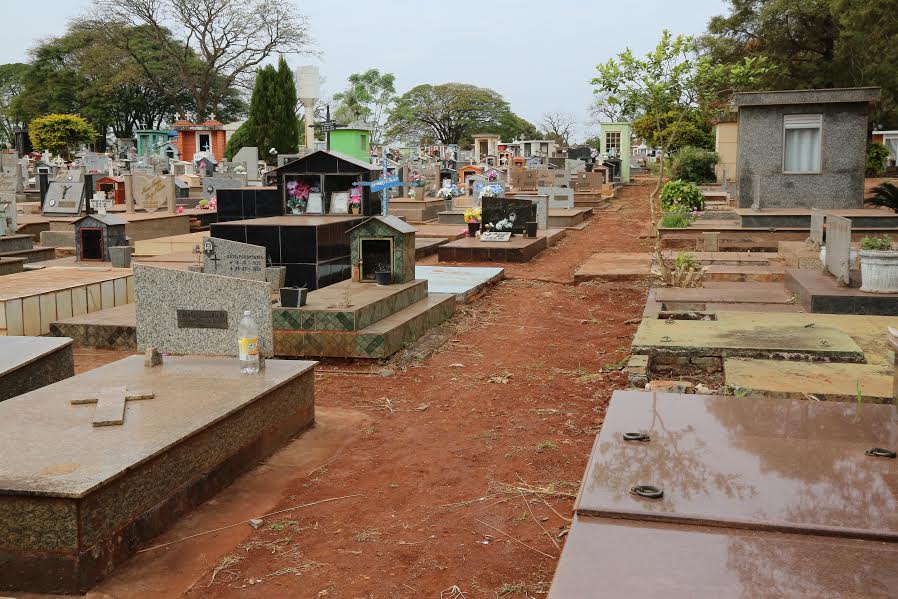 Limpeza manual de cemitérios leva tempo, diz prefeitura
